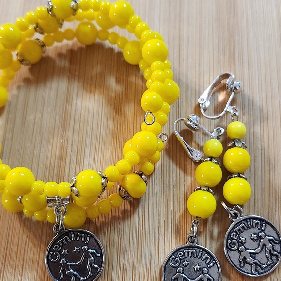 Hand Crafted Bracelet and Earrings Set Memory Wire Zodiac Charm - Picture 1 of 10